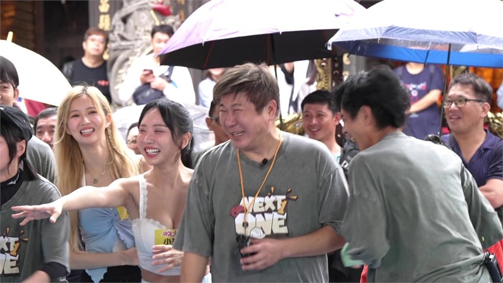 楊繡惠挑戰「鯉魚躍龍門」原定轉圈後「撲進」卞慶華懷抱！阿翔怒喊：「不要卡油啦」