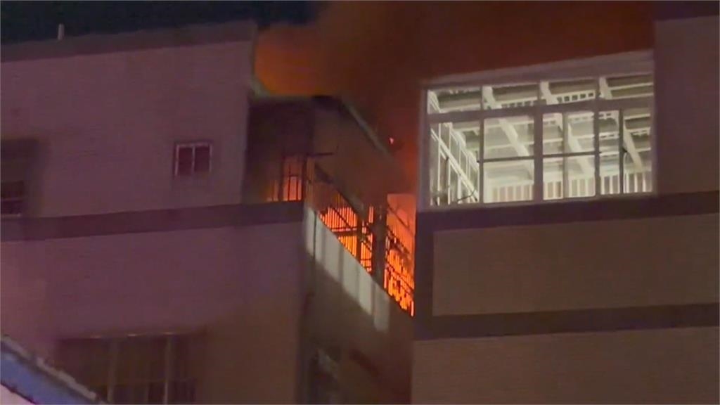 高雄仁武輪胎行深夜火 警消一小時撲滅無人傷亡