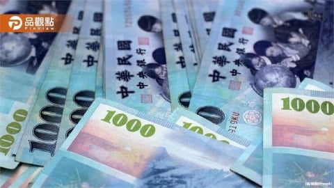 天降鈔票雨!高雄街頭「大量千元鈔票」散落車道