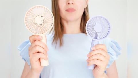 烈日下的夏天涼快神器 挑選手持電風扇的避雷全攻略