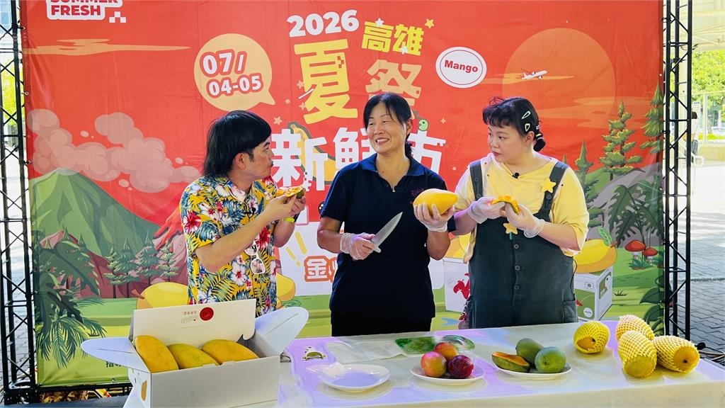 民視《豆腐媽媽》萬珍珍、馬仔空降高雄！直播大秀「不沾手切芒果神技」力挺金煌芒果季