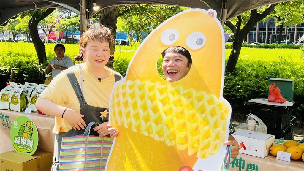 民視《豆腐媽媽》萬珍珍、馬仔空降高雄！直播大秀「不沾手切芒果神技」力挺金煌芒果季