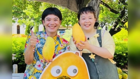 民視《豆腐媽媽》萬珍珍、馬仔空降高雄!直播大秀「不沾手切芒果神技」力挺金煌芒果季