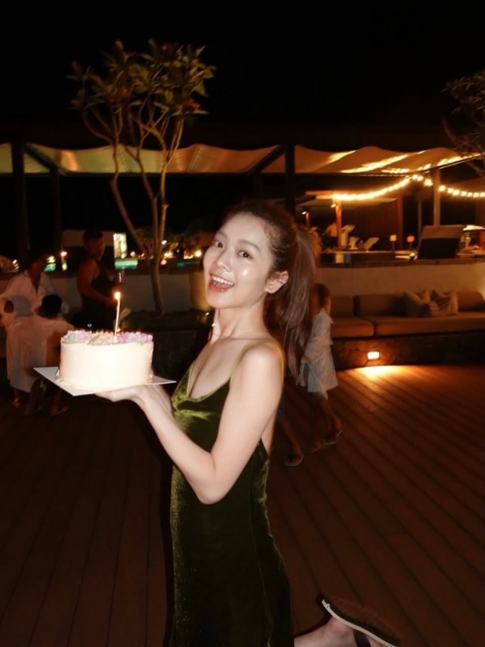 《豆腐媽媽》程雅晨生日大解放!拋下純情「小松鼠」細肩洋裝辣秀白皙美背