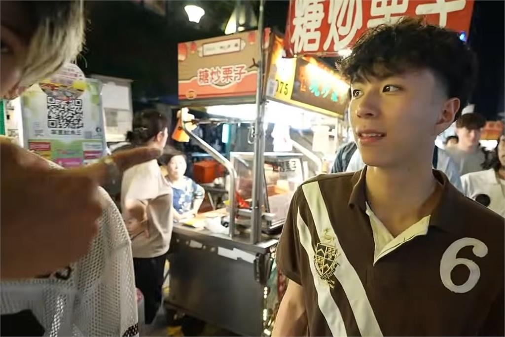 逛夜市遭嗆「假中國人」!Ray當場「爆1句」挑釁者被嚇跑 網看驚:台灣最強高中生