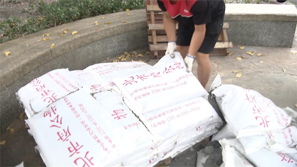 淹怕了!巴威颱風來勢洶洶 內湖里民領百顆沙包「備戰」