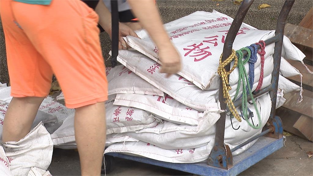淹怕了!巴威颱風來勢洶洶 內湖里民領百顆沙包「備戰」