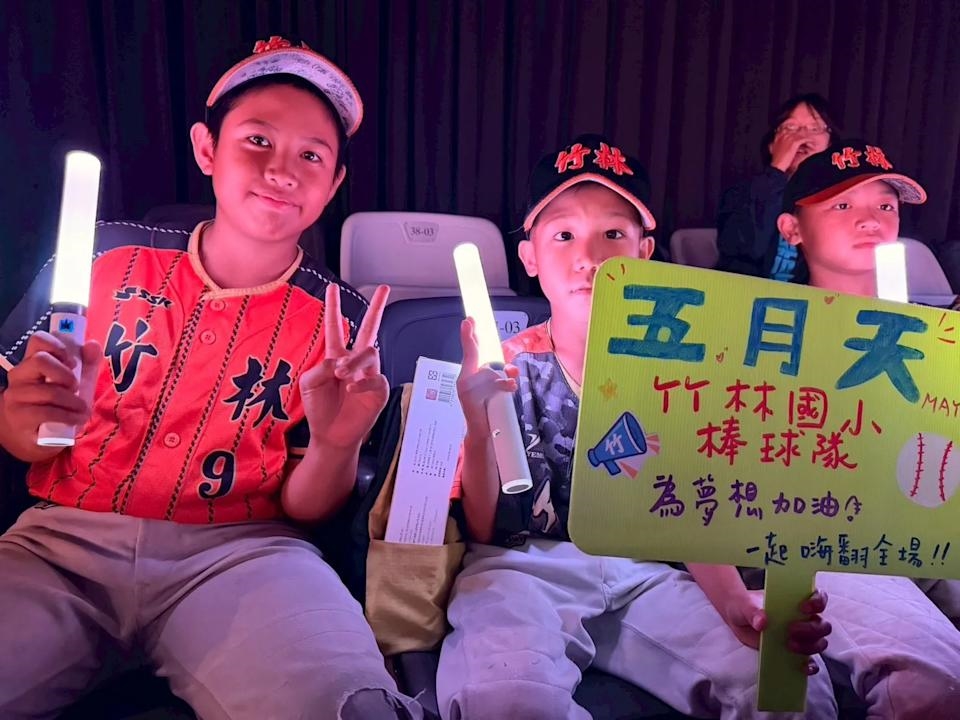 棒球/球芽小選手太幸福!五月天親邀大巨蛋看演唱會 阿信親上看台特別介紹