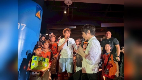 棒球/球芽小選手太幸福!五月天親邀大巨蛋看演唱會 阿信親上看台特別介紹