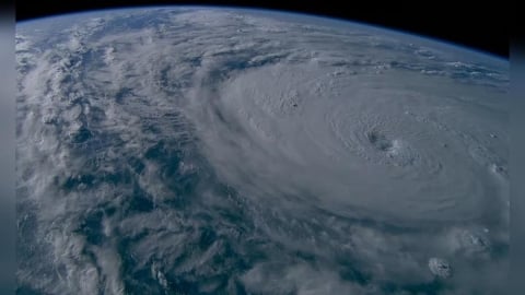 從太空看「強颱巴威」美到發毛!化身「完美漩渦巨獸」網嚇:突然不期待颱風假了