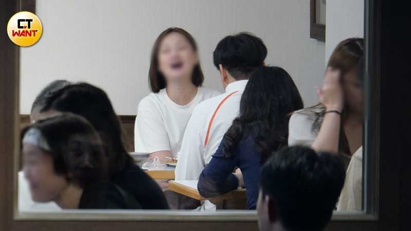 用餐時米雪被李聖傑逗得開懷大笑。(圖/本刊攝影組)