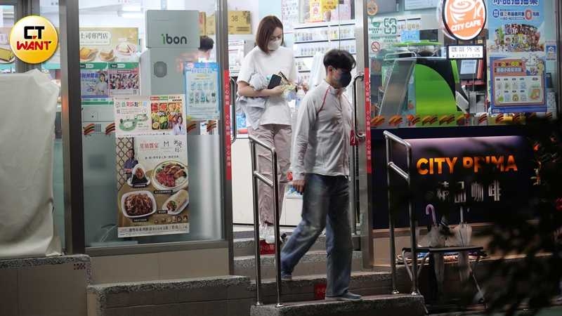 吃飽喝足後,米雪買完單又與李聖傑至便利商店。(圖/本刊攝影組)