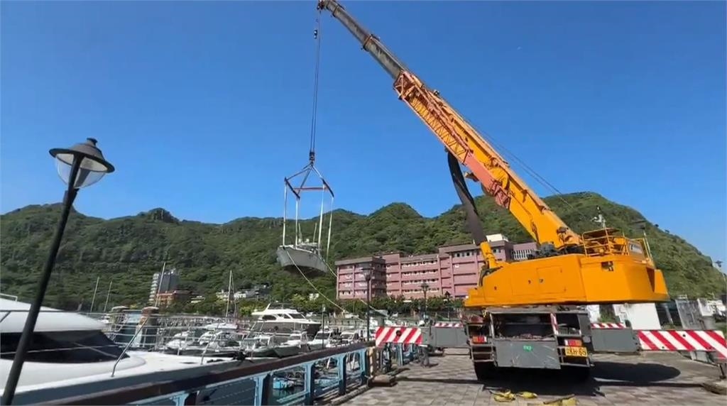 每艘2百多萬 八斗子吊車把小遊艇吊掛上岸避免損壞