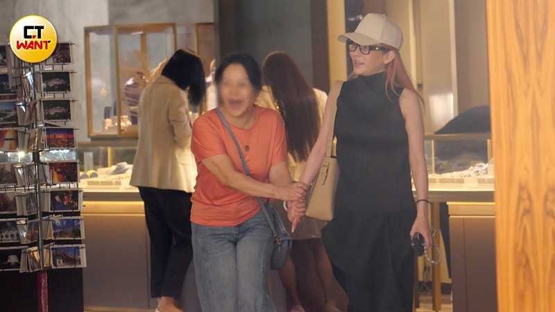 母女一路牽著手有說有笑,途中温嵐不知說了什麼,逗得媽媽笑到彎腰、緊抓著她的手。(圖/本刊攝影組)