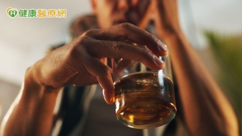 八人中就有一人「暴飲」!醫警告:增慢性病、癌症風險