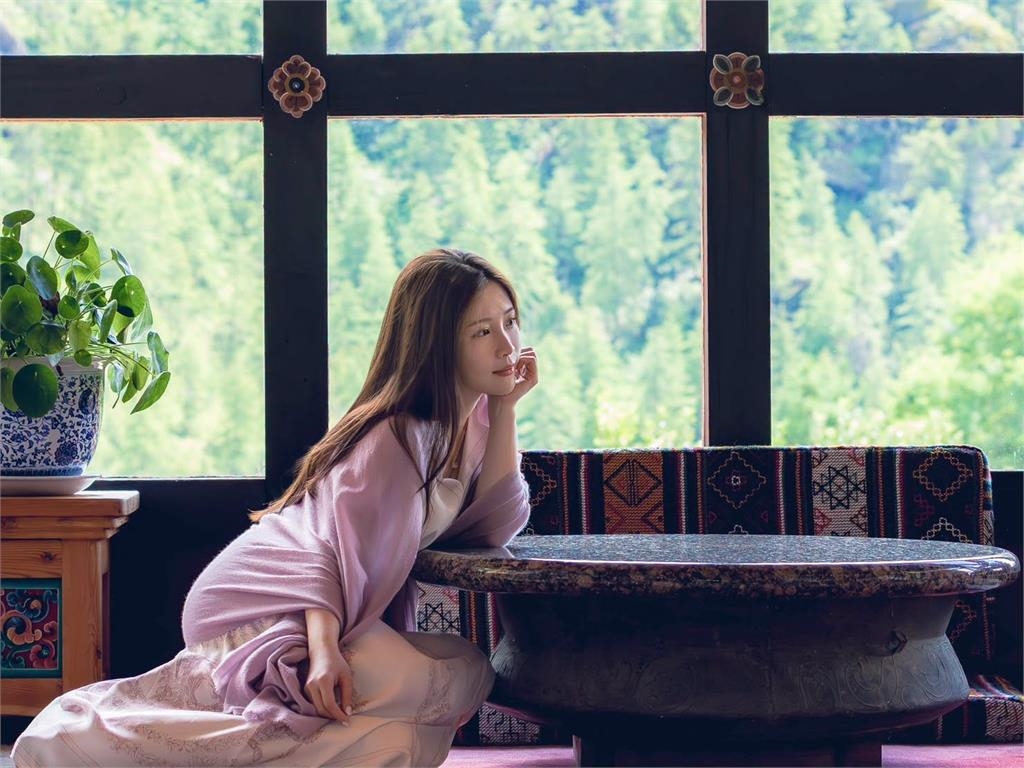 鄭家純拍「孕婦寫真」絕美狀態不藏了!見「第三人視角」本人驚回:像圓滾滾的西瓜