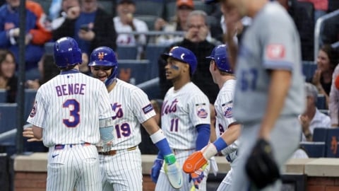 MLB(影)/軟弱滾地球尬出三次暴傳!大都會皇家大混戰 網驚訝:這是少棒?