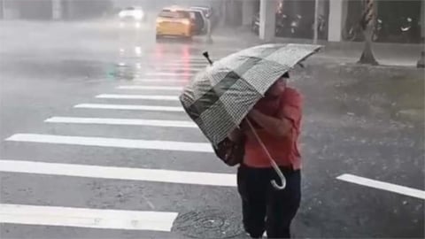 颱風大雨「只撐雨傘」效果最低?醫曝「最強防護組合」免淋濕還乾爽