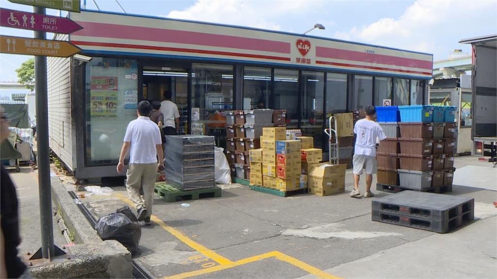 快新聞/巴威颱風來襲!萊爾富三重美堤店搭車跑了 撤離畫面曝光