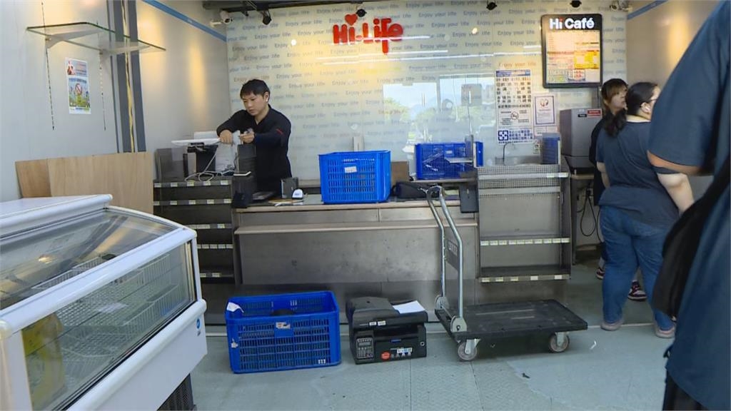快新聞/巴威颱風來襲!萊爾富三重美堤店搭車跑了 撤離畫面曝光