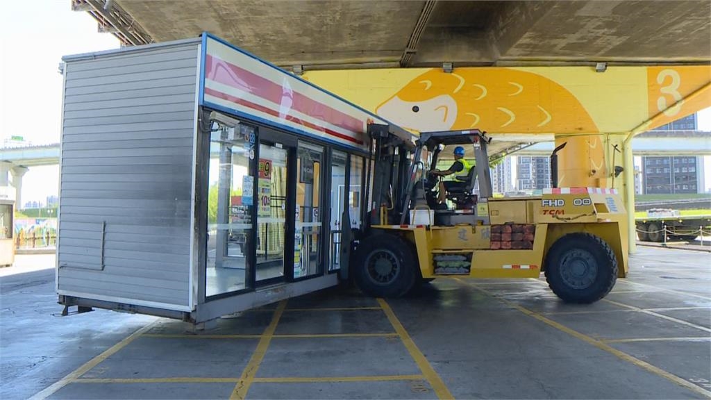 快新聞/巴威颱風來襲!萊爾富三重美堤店搭車跑了 撤離畫面曝光