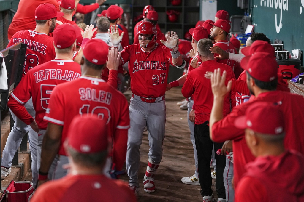 MLB(影)／「神鱒」登上大聯盟15週年開轟慶祝！總教練鈴木清：永遠不要懷疑他