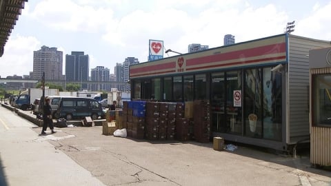 颱風來不敢大意! 橋下貨櫃屋、攤商自費撤離
