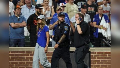 MLB(影)/小熊女球迷突然闖入外野警戒區還跳舞!遭主場金鶯球迷猛噓警察押出場
