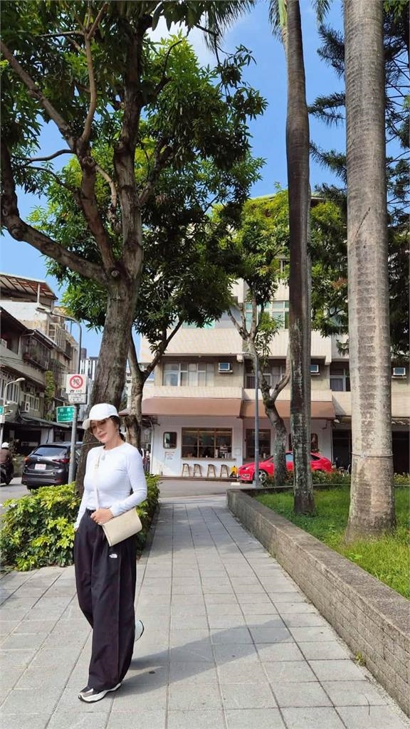 70歲陳美鳳「劈出大V字」超軟Q!驚見「被距離偷看」網看傻:真是氣死人