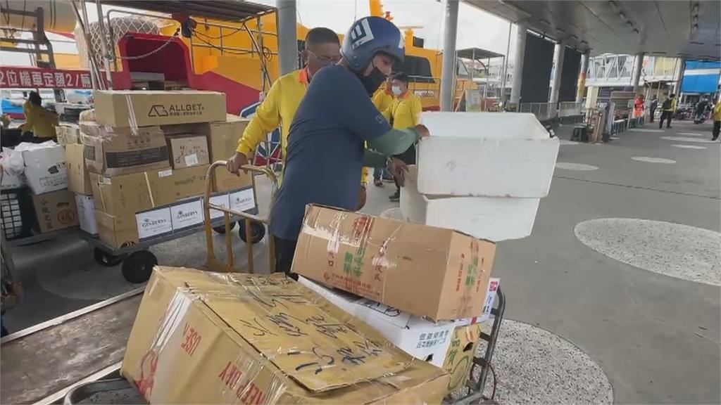 巴威逼近! 東琉線中午起停航 遊客急一早提早返回