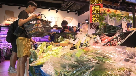 巴威來勢洶洶! 賣場超市一早湧買菜人潮