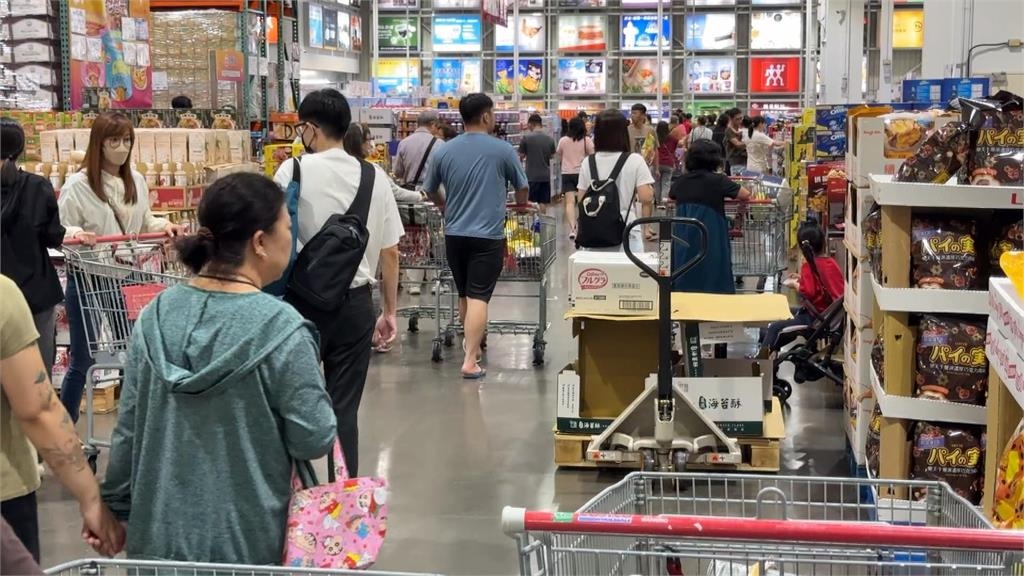 女賣場買內褲拆盒換色再放回 目擊民眾:自組內褲版ETF?