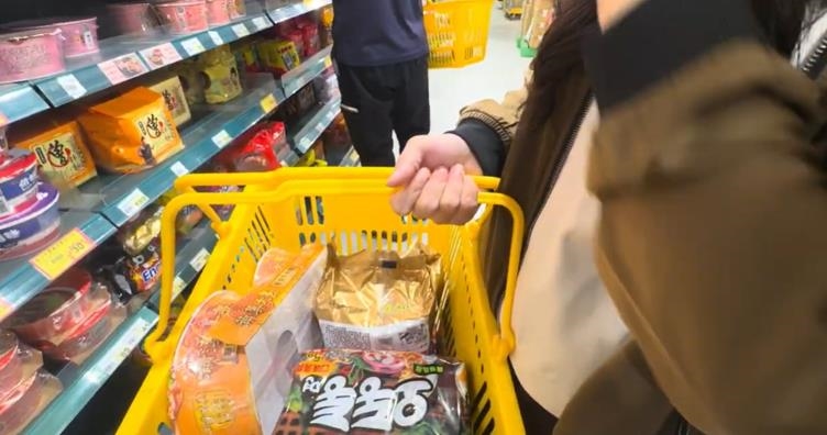 快新聞/巴威颱風來襲!宜蘭民眾擠滿超市「超前部署防颱」 畫面曝光