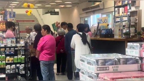 巴威颱風來襲!宜蘭民眾擠滿超市「超前部署防颱」 畫面曝光