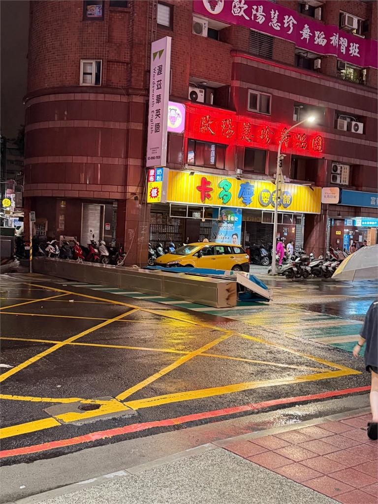 最新/不敵巴威風雨!新北三重某銀行招牌被吹落
