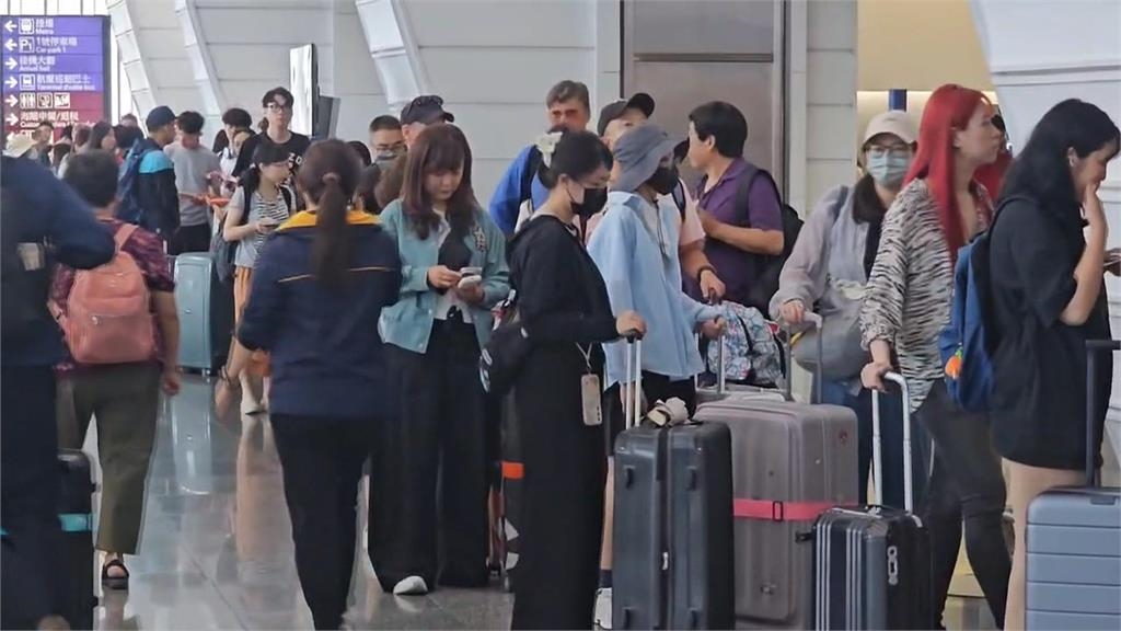 颱風逼近！桃機明７６０架航班停飛 湧現改票潮「機票價格漲翻天」