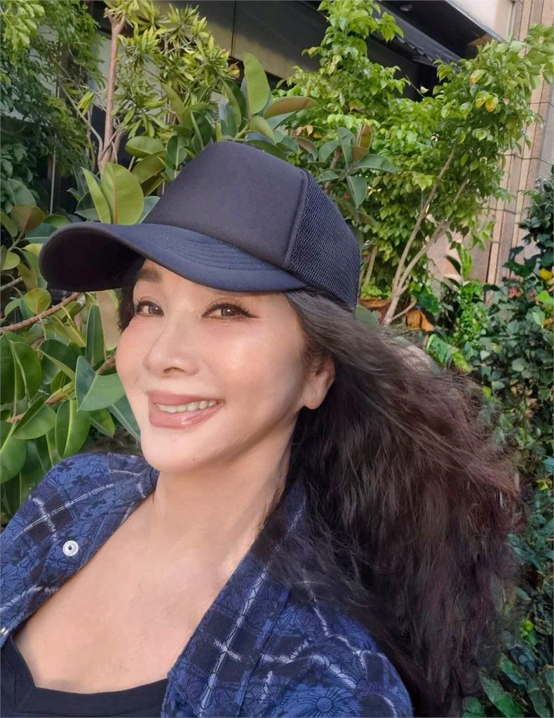 70歲陳美鳳颱風天「耍美寵粉」遭指1部位難看!本人「親回這句」網狂讚:尖叫