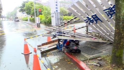 台北市狂刮10級風! 內湖成功路圍籬倒塌壓壞機車