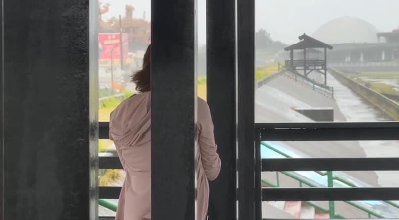 台中風王在海線 直擊民眾看海 朦朧美 冒雨拜媽祖