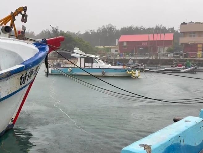 台中風王在海線 直擊民眾看海 朦朧美 冒雨拜媽祖