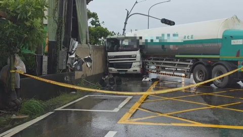 嘉義鹿草化學槽車失控打滑 達邦公路土石滑落一度阻路