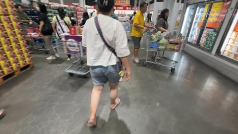 再放一天颱風假!賣場人潮爆滿大肆採購
