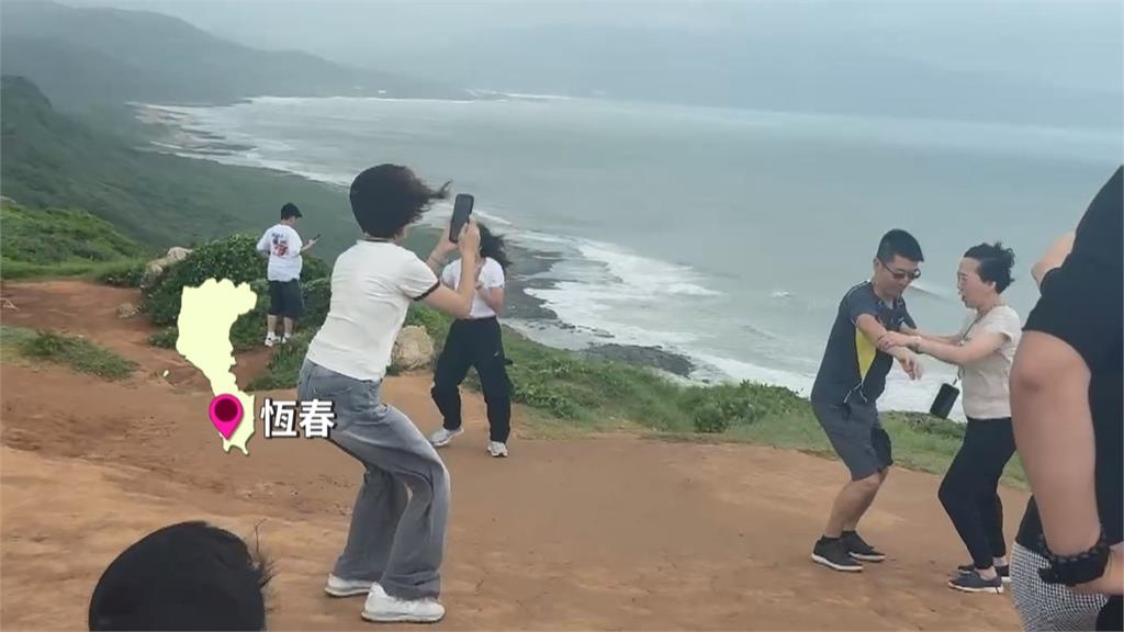 強風豪雨襲屏東!騎士寸步難行 遊客行程泡湯冒風拍「醜照」