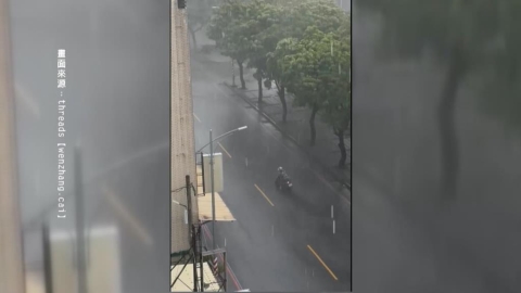 強風豪雨襲屏東!騎士寸步難行 遊客行程泡湯冒風拍「醜照」