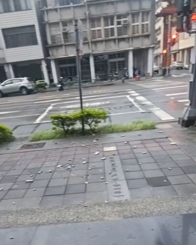 快新聞/巴威吹出災情!高雄大樓磁磚崩落、路牌倒地 驚悚畫面曝光