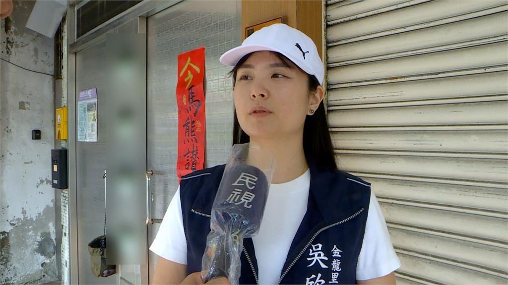 台北市狂颳10級強風 內湖成功路圍籬倒塌壓壞機車