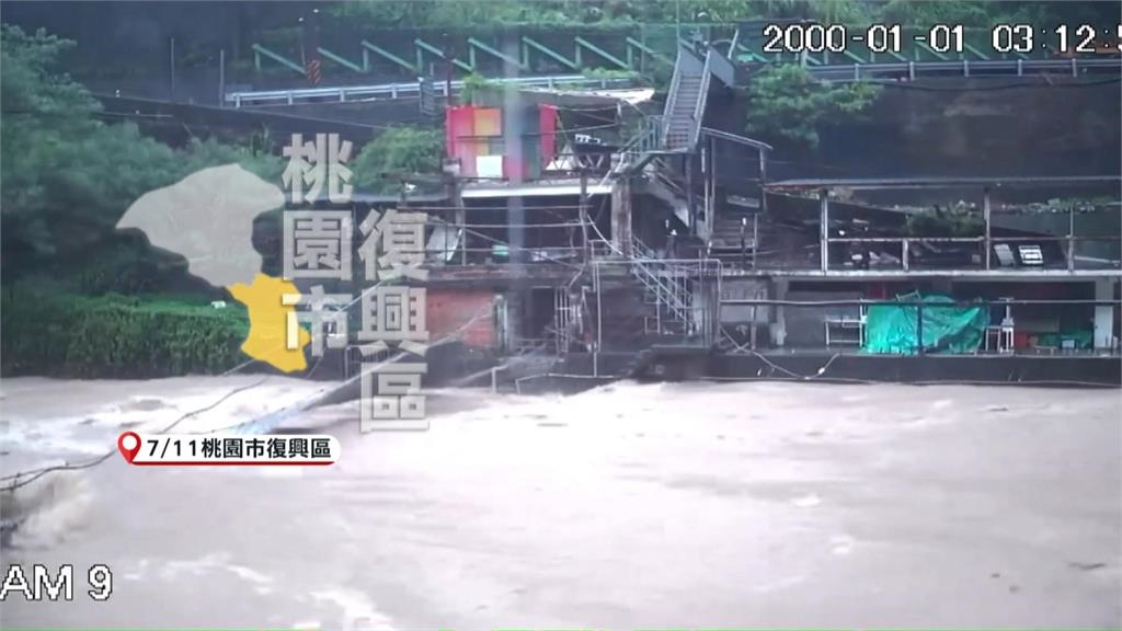 桃園復興主要道路大面積崩塌 落石掉落砸住宅車輛