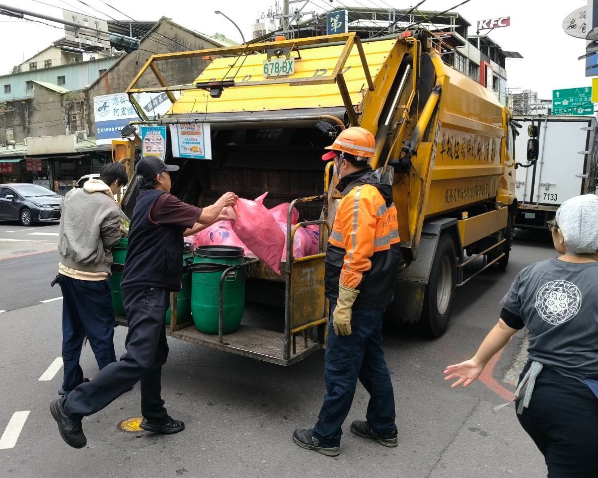 圖/民眾倒垃圾時的一個「微笑」或一聲「謝謝」就是給隊員最好的新年禮物。(新北市政府環保局提供)