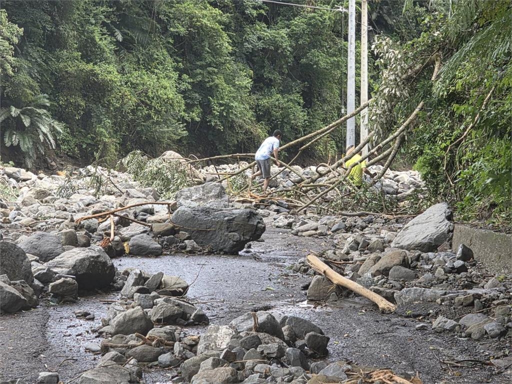 巴威釀災! 北埔河堤遭泥流沖毀 道路坍方「落石砸路中」幸無人傷