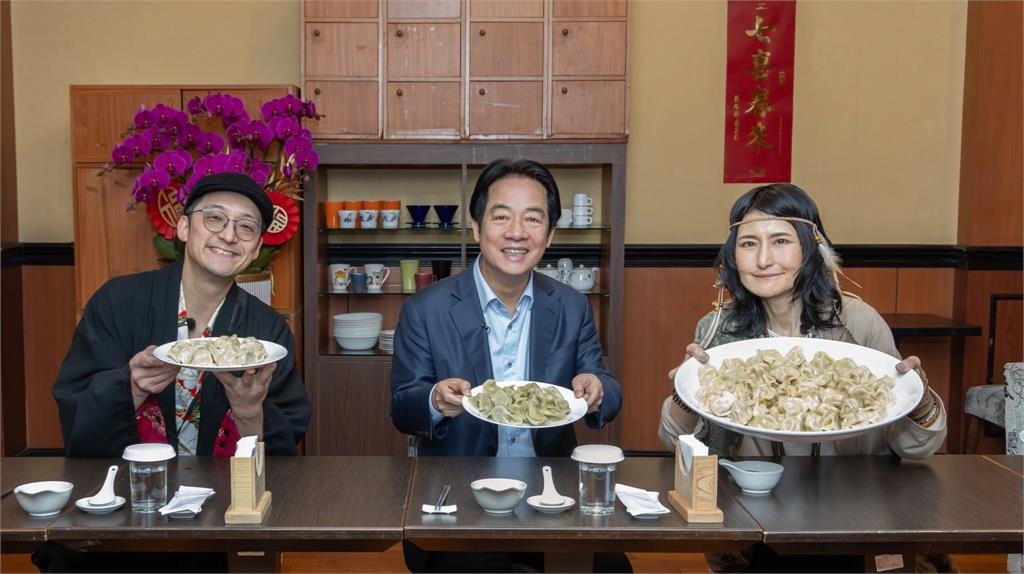 快新聞/大胃王Angela佐藤來了!興奮喊話台灣吃到飽老闆「加油」